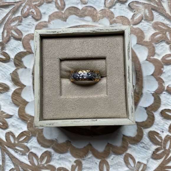 Silver & Gold tone ring with etching - Picture 3 of 3